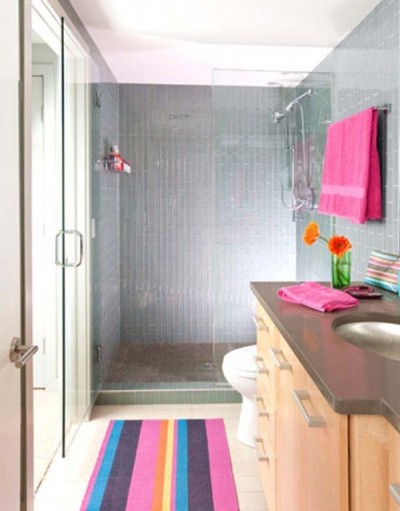 Colorful bathroom towels and accessories