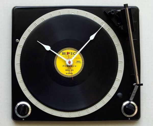 Console turntable clock