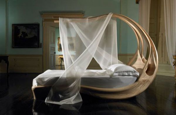 Enignum Canopy Bed