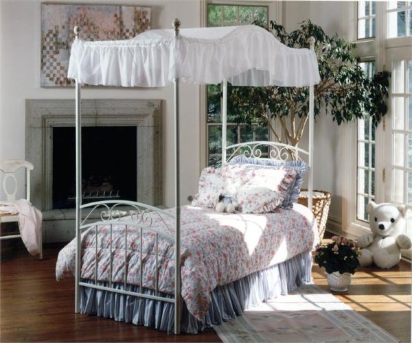 Hillsdale Emily Canopy Bed