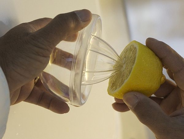 Spherical lemon squeezer