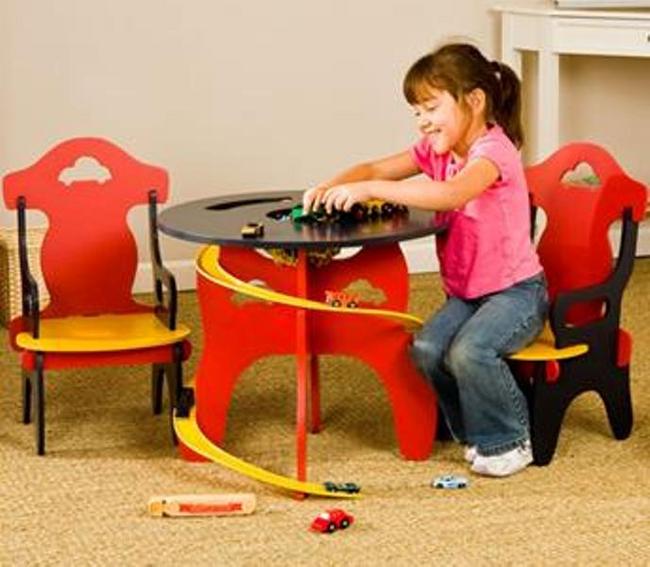 Table and chairs – Race track design