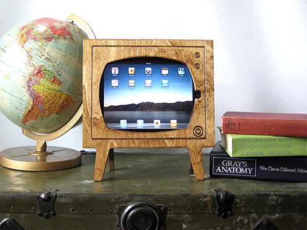 Trendy Wooden TV retro iPad Dock