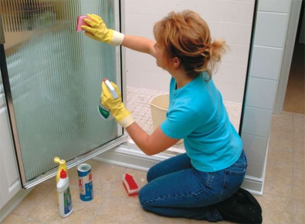 Cleaning shower door_1