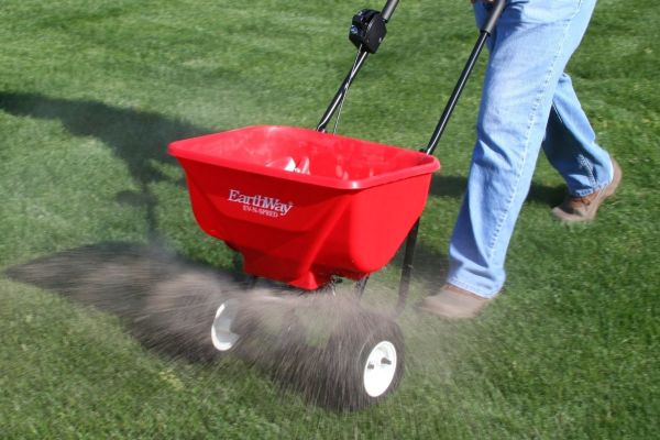 Fertilizing the lawn