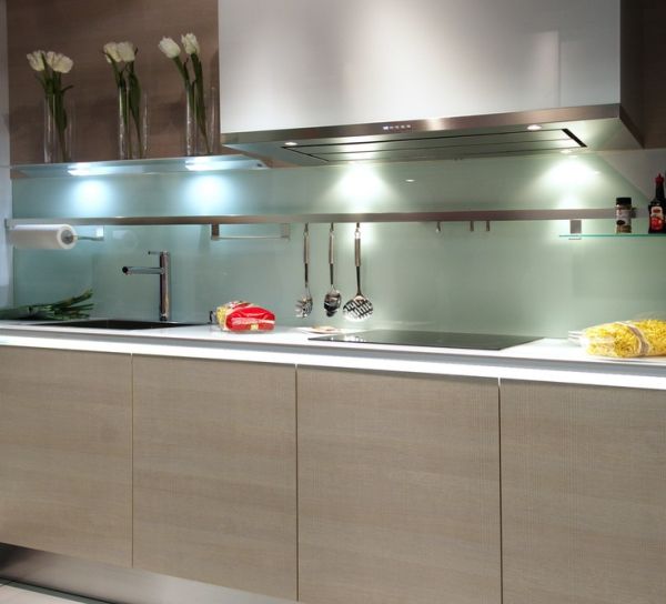 Glass Sheet Backsplash in Kitchen_2