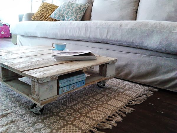 Reclaimed Wood Pallet Coffee Table_1