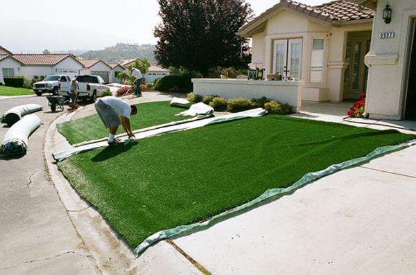 maintaining your artificial grass lawn 1