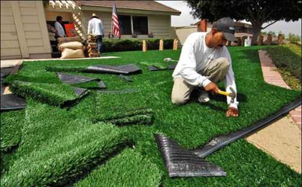 maintaining your artificial grass lawn 4