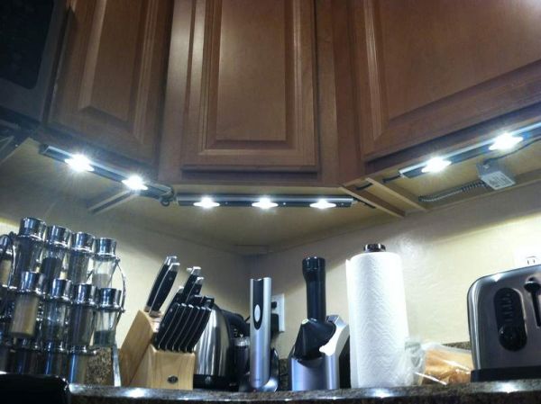 LED lights underneath kitchen cabinets (10)