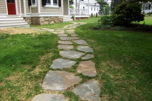 flagstone pathway for your lawn (4)