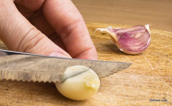 hand slicing garlic