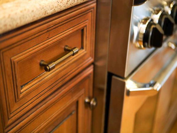 A quick guide to selecting knobs and pulls for kitchen cabinets