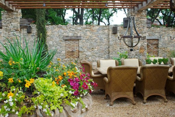 Just look at this INCREDIBLE outdoor dining room