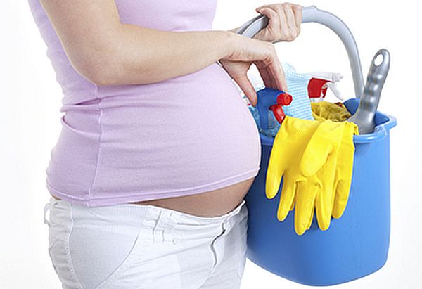 pregnant-lady-using-cleaning-products