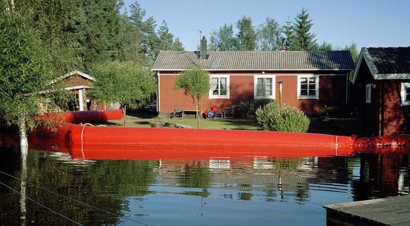 inflatable flood barrier