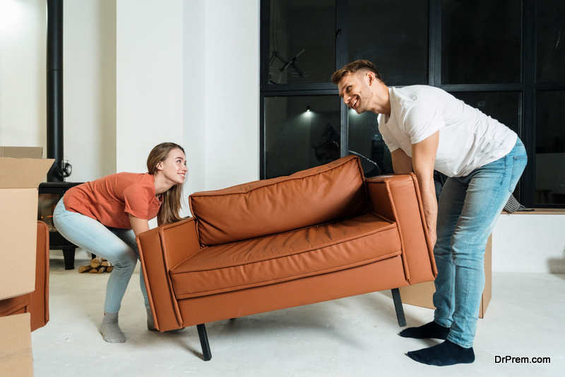 couple Replacing the old sofa with a new one