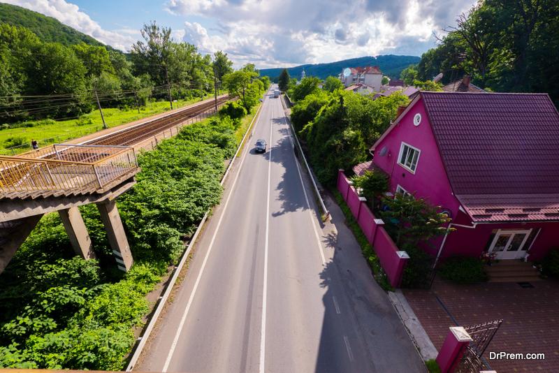 Pros and Cons of Buying a Home on a Main Road